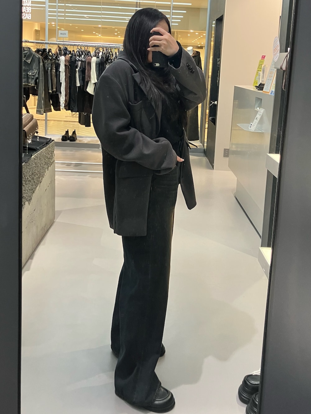 ブラック系のローファー、グレー系のテーラードジャケット、ブラック系のカーディガン/ボレロを着用したレディースの秋コーディネートの2枚目の写真