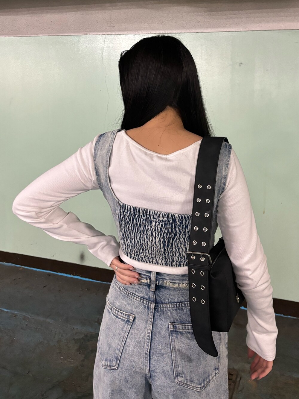 ホワイト系のTシャツ/カットソー、ブルー系のデニムパンツ、ブルー系のキャミソールを着用したレディースの春コーディネートの5枚目の写真