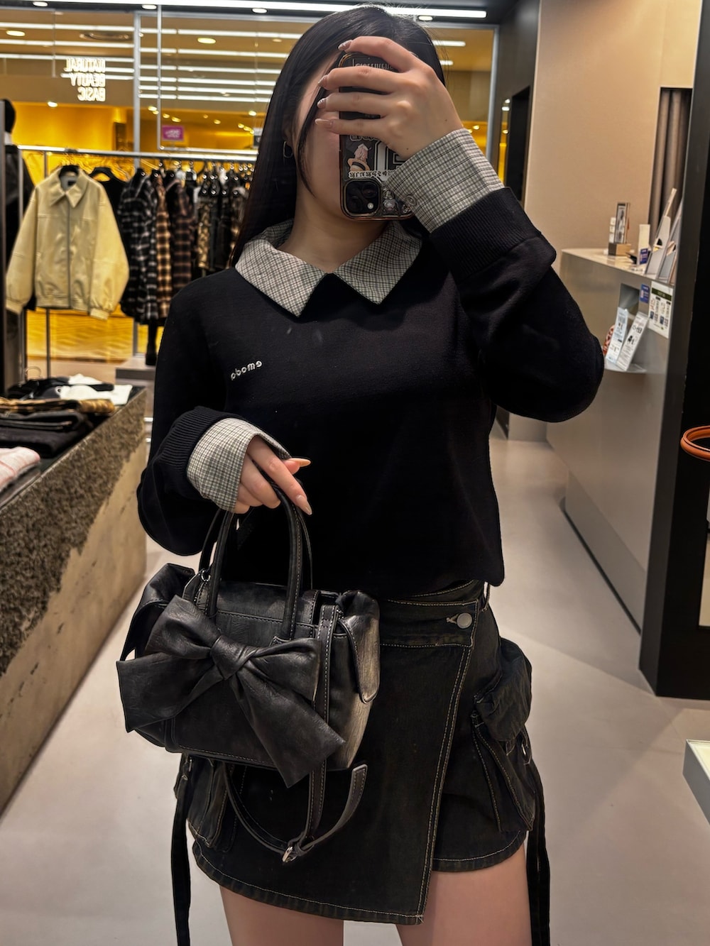 ブラック系のブーツ、ブルー系のその他パンツ、ブラック系のニット/セーターを着用したレディースの冬コーディネートの3枚目の写真