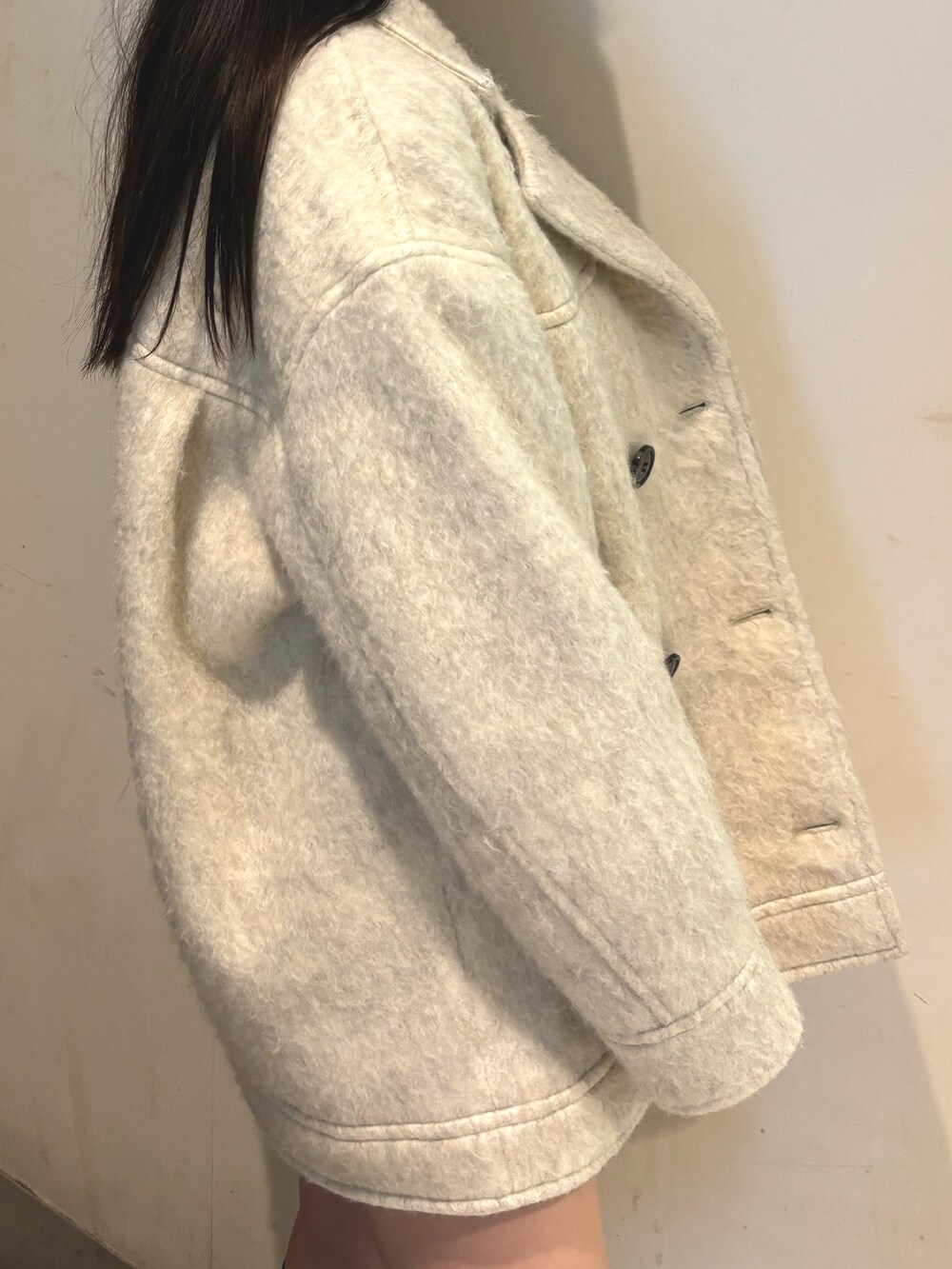 その他のブーツ、ホワイト系のピーコート、グレー系のニット/セーターを着用したレディースの秋コーディネートの5枚目の写真