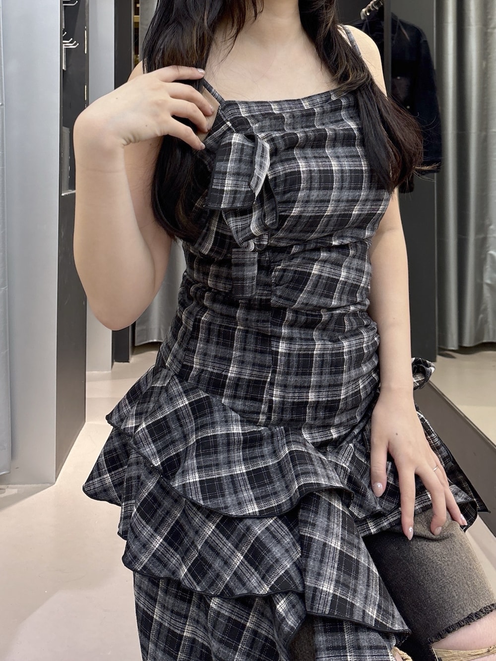 ブラック系のブーツ、ブラック系のデニムパンツ、ブラック系のワンピースを着用したレディースの夏コーディネートの4枚目の写真