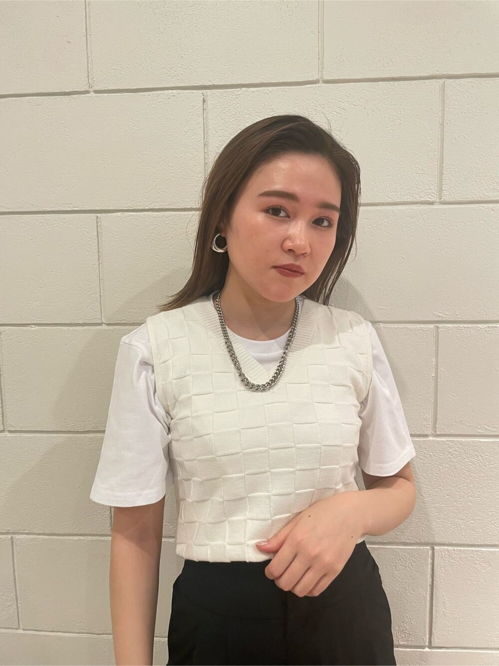 ブラック系のサンダル、ホワイト系のタンクトップ、ブラック系のその他パンツを着用したレディースの春コーディネートの4枚目の写真