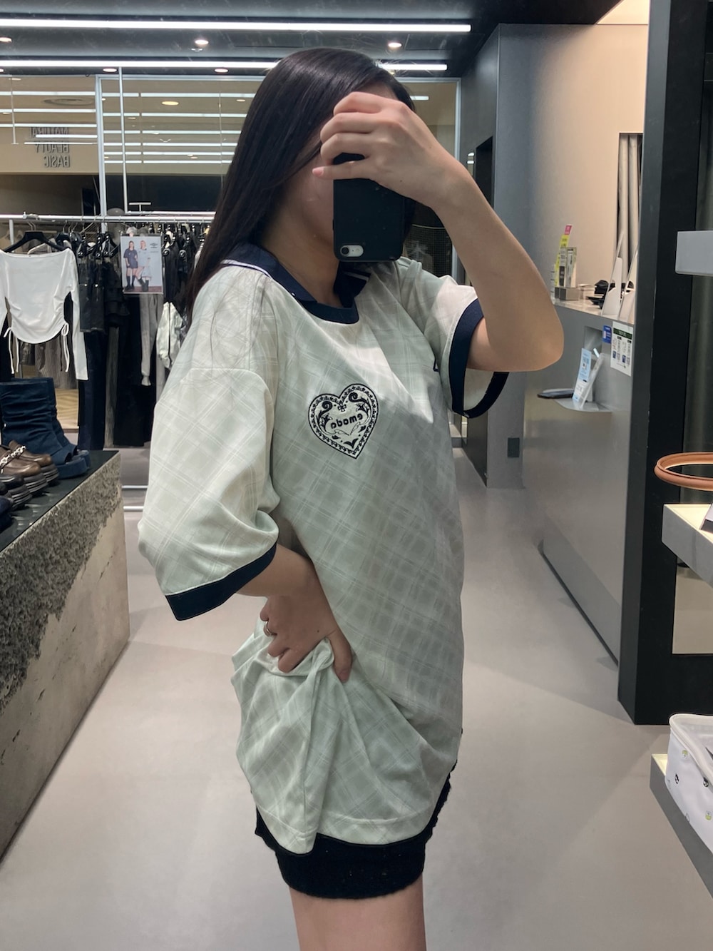 ブラック系のサンダル、グレー系のスカート、ホワイト系のTシャツ/カットソーを着用したレディースの春コーディネートの4枚目の写真