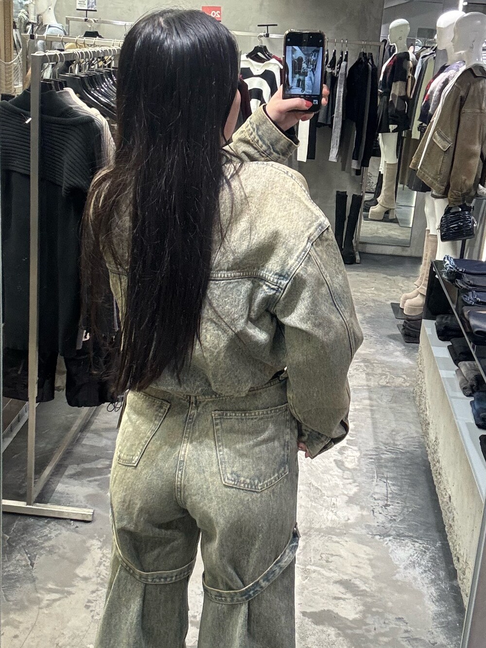 ブラック系のブーツ、ベージュ系のデニムパンツ、ベージュ系のデニムジャケットを着用したレディースの冬コーディネートの7枚目の写真