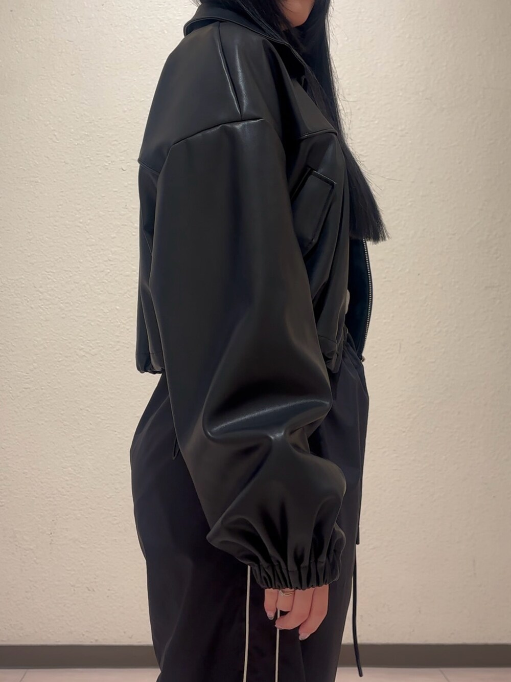 ブラウン系のローファー、グレー系のTシャツ/カットソー、ブラック系のその他パンツを着用したレディースの春コーディネートの6枚目の写真