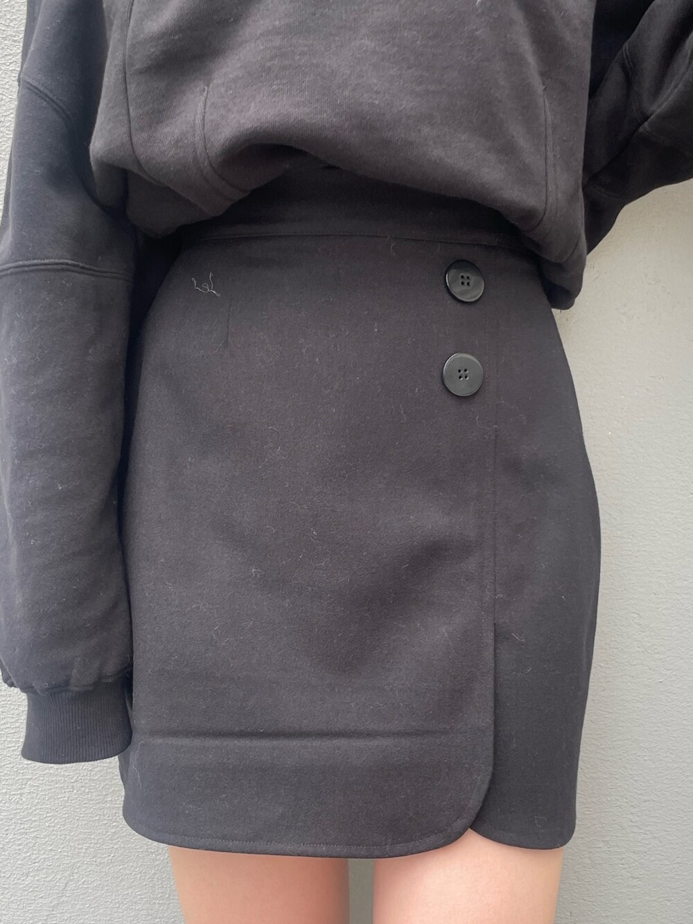 ブラック系のTシャツ/カットソー、ブラック系のスカート、ブラック系のブーツを着用したレディースの冬コーディネートの5枚目の写真