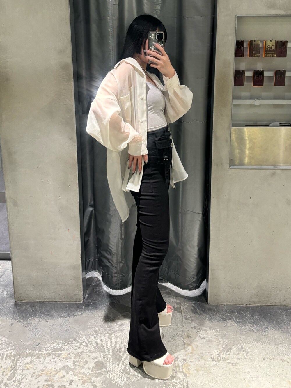 ベージュ系のシャツ/ブラウス、ホワイト系のサンダル、ブラック系のデニムパンツを着用したレディースの夏コーディネートの2枚目の写真