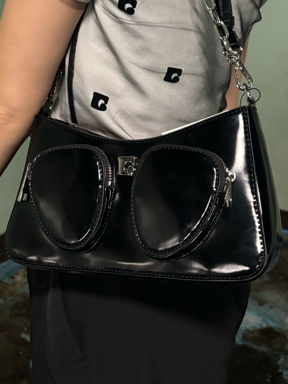 ブラック系のスニーカー、ホワイト系のTシャツ/カットソー、ブラック系のその他パンツを着用したレディースの春コーディネートの5枚目の写真