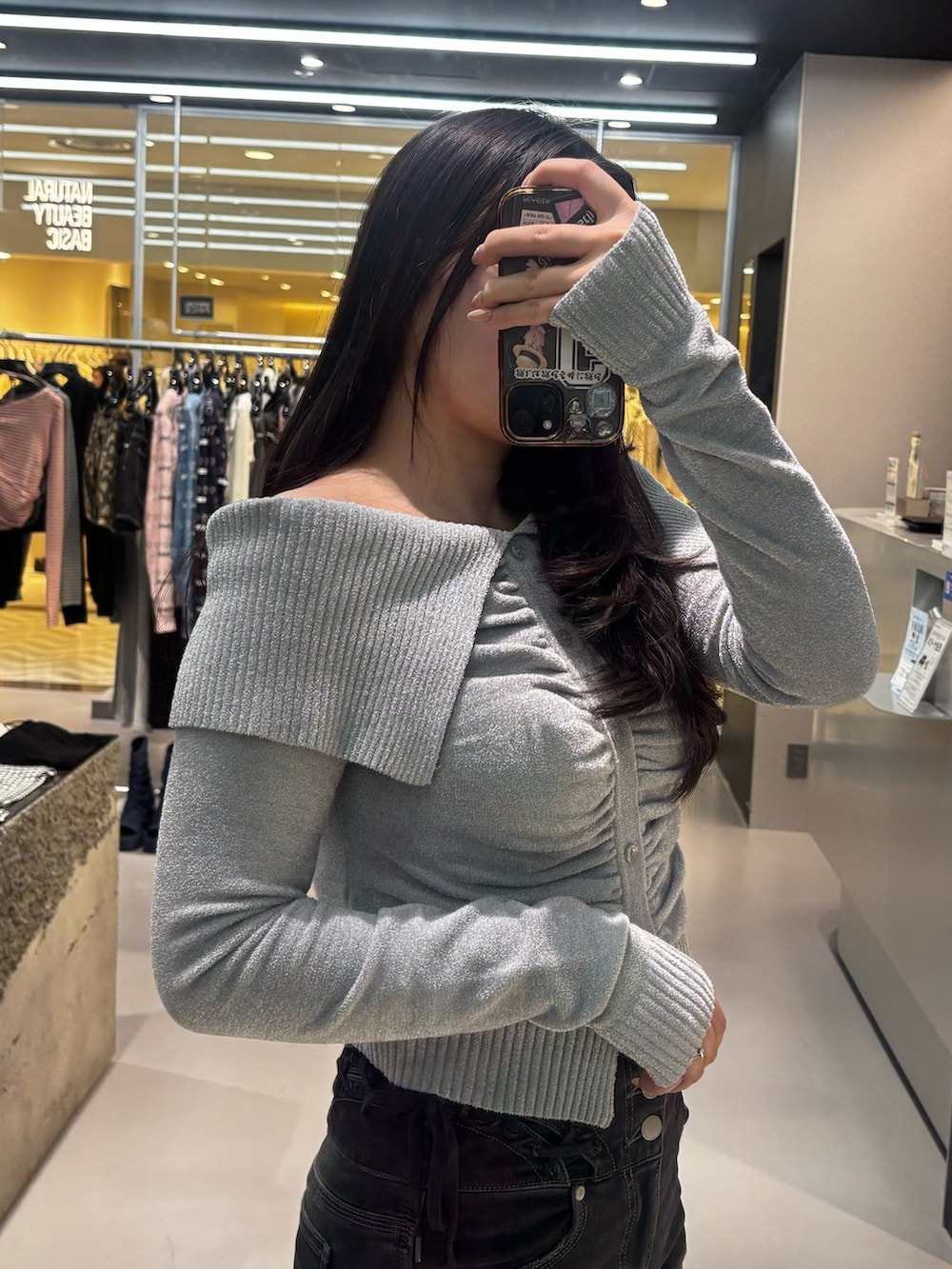 ブラック系のブーツ、ブラック系のデニムパンツを着用したレディースの冬コーディネートの4枚目の写真