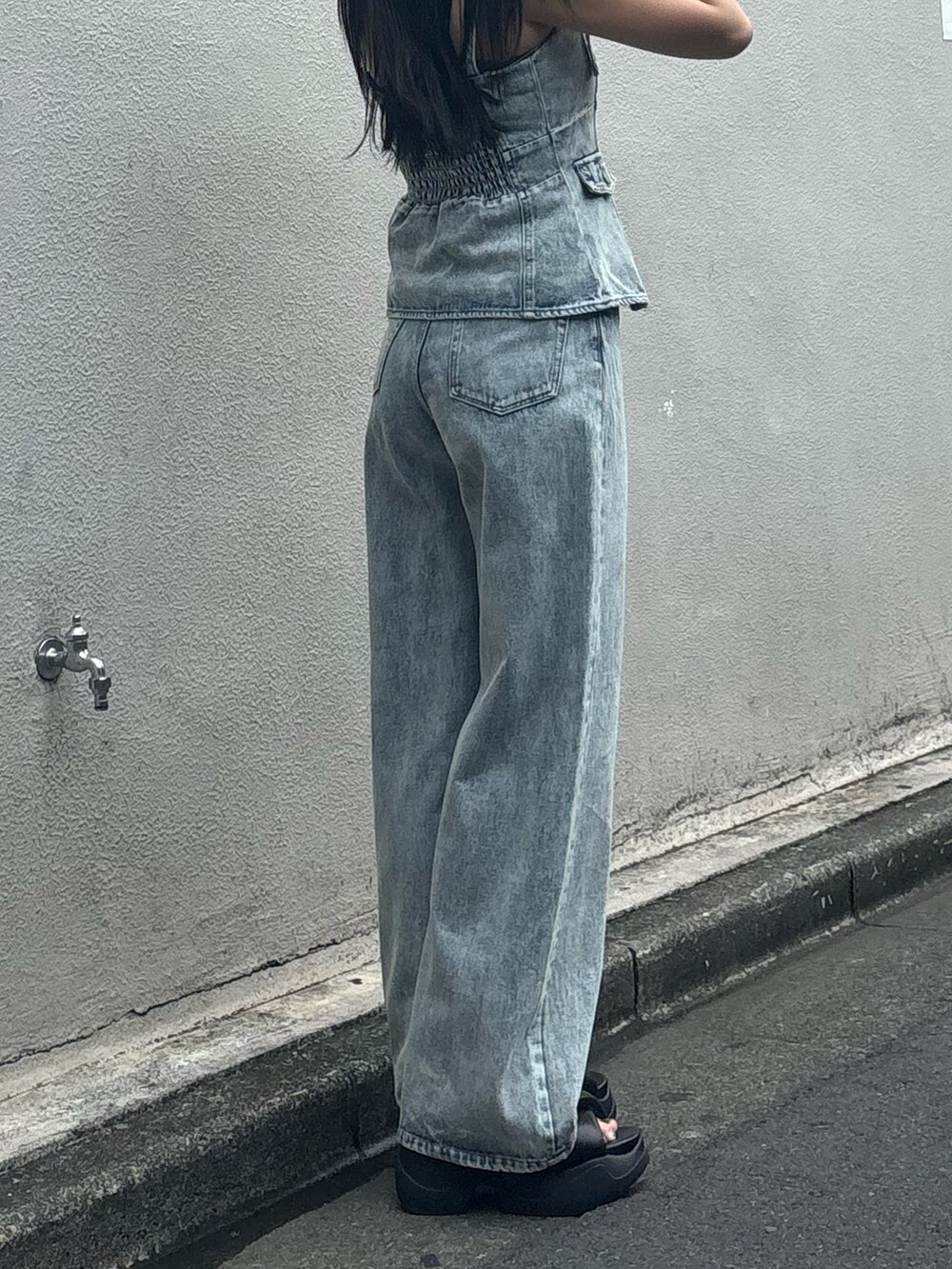 ブラック系のサンダル、ブルー系のデニムパンツ、ブルー系のキャミソールを着用したレディースの夏コーディネートの3枚目の写真