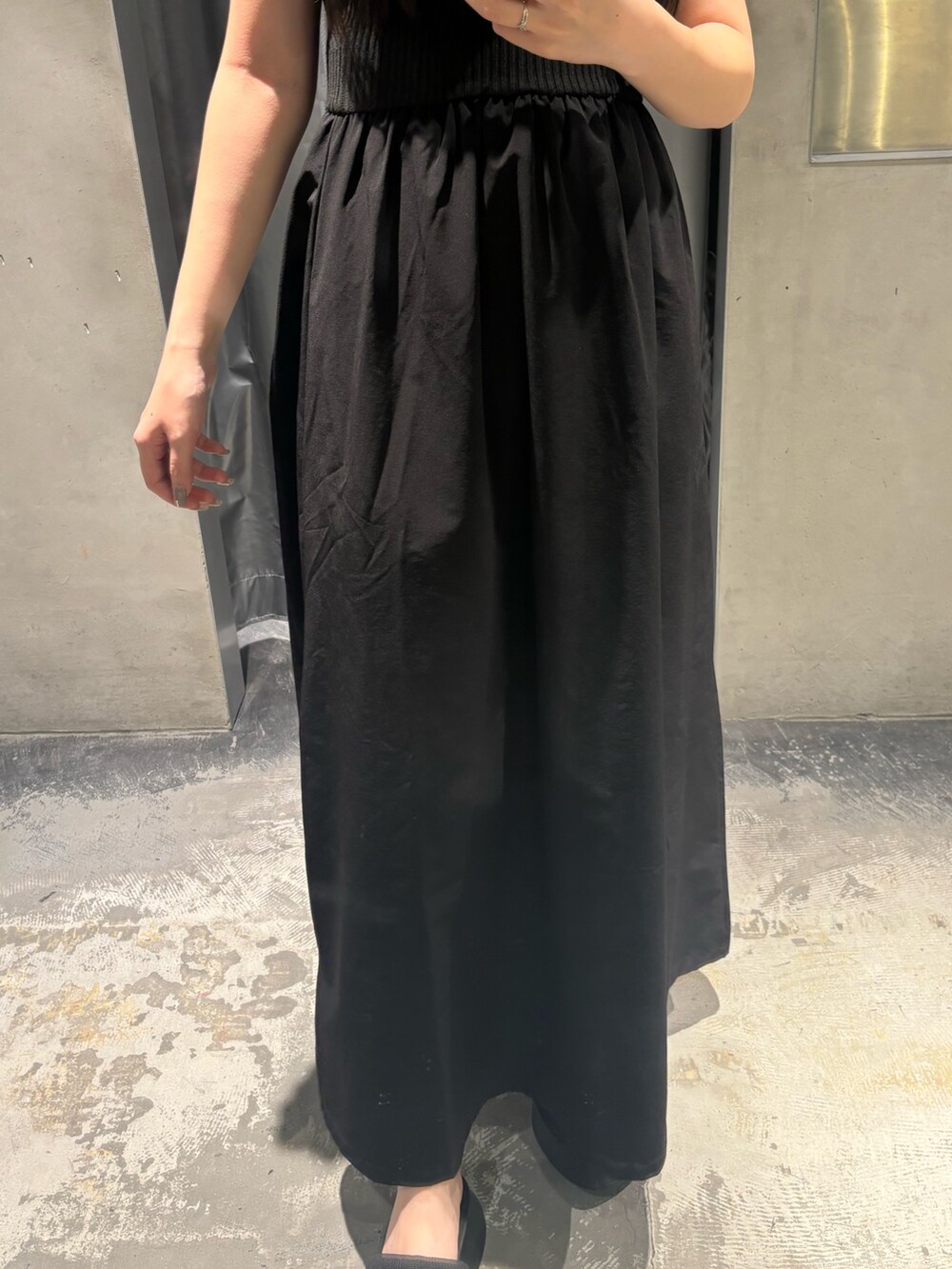 ブラック系のワンピース、ブラック系のサンダルを着用したレディースの夏コーディネートの4枚目の写真