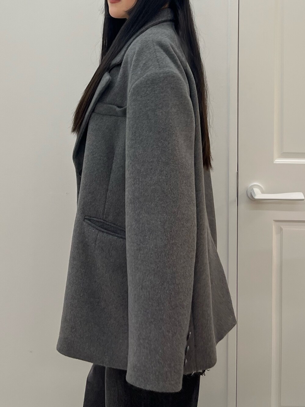 ブルー系のデニムパンツ、ブラック系のブーツ、その他のTシャツ/カットソーを着用したレディースの夏コーディネートの5枚目の写真