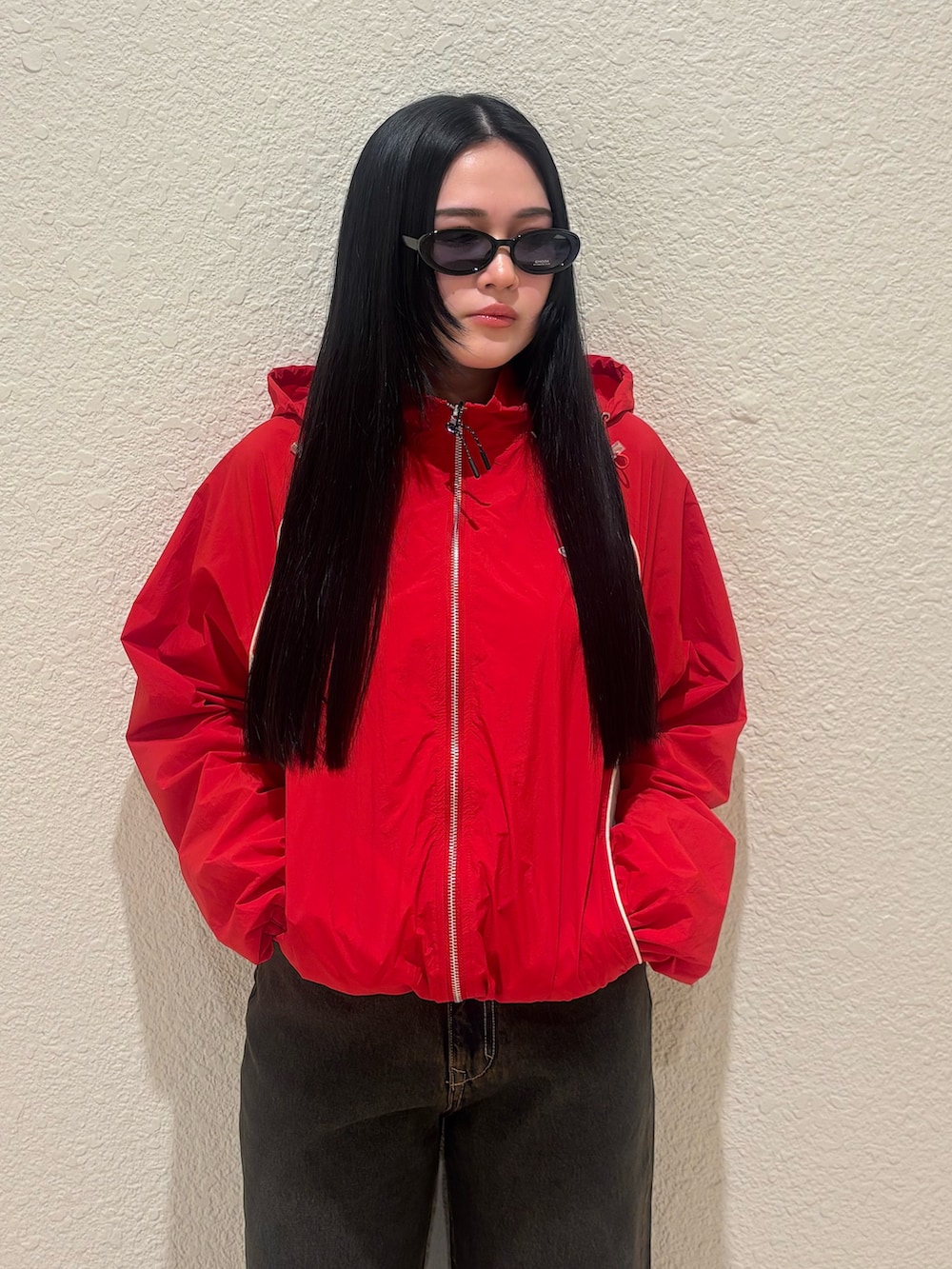 ブルー系のデニムパンツ、ホワイト系のパンプス、ブルー系のブルゾンを着用したレディースの春コーディネートの4枚目の写真