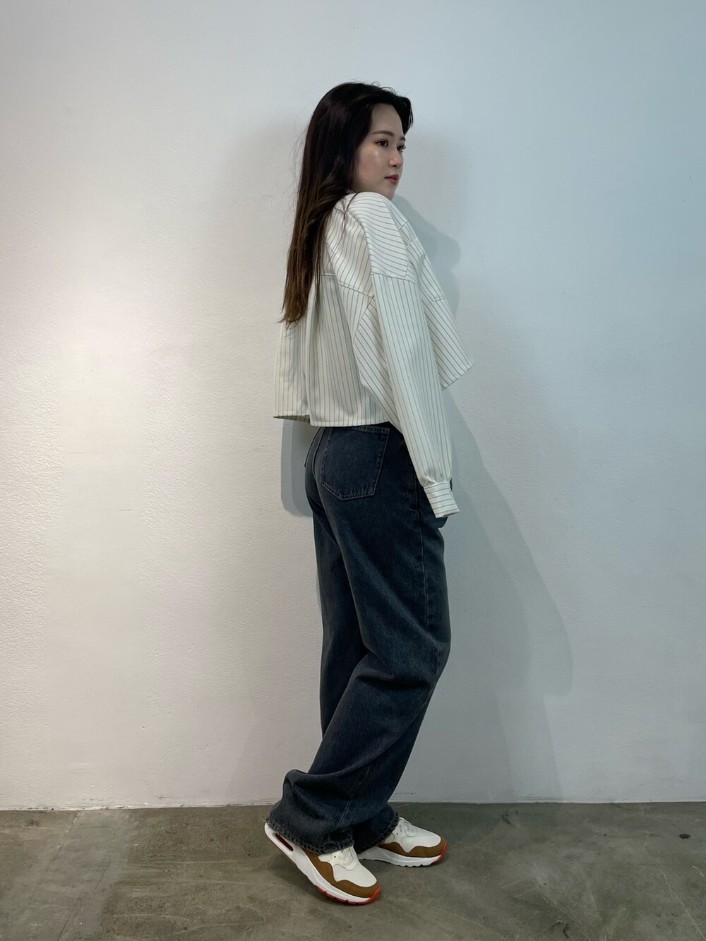 ブルー系のデニムパンツ、その他のシャツ/ブラウス、ブラウン系のスニーカーを着用したレディースの夏コーディネートの2枚目の写真