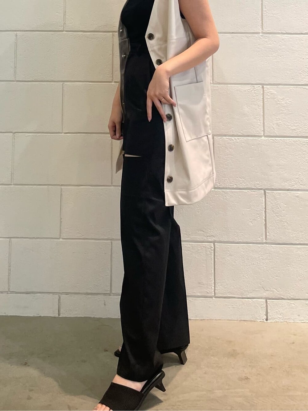 ホワイト系のワンピース、ブラック系のその他パンツ、ブラック系のサンダルを着用したレディースの夏コーディネートの7枚目の写真