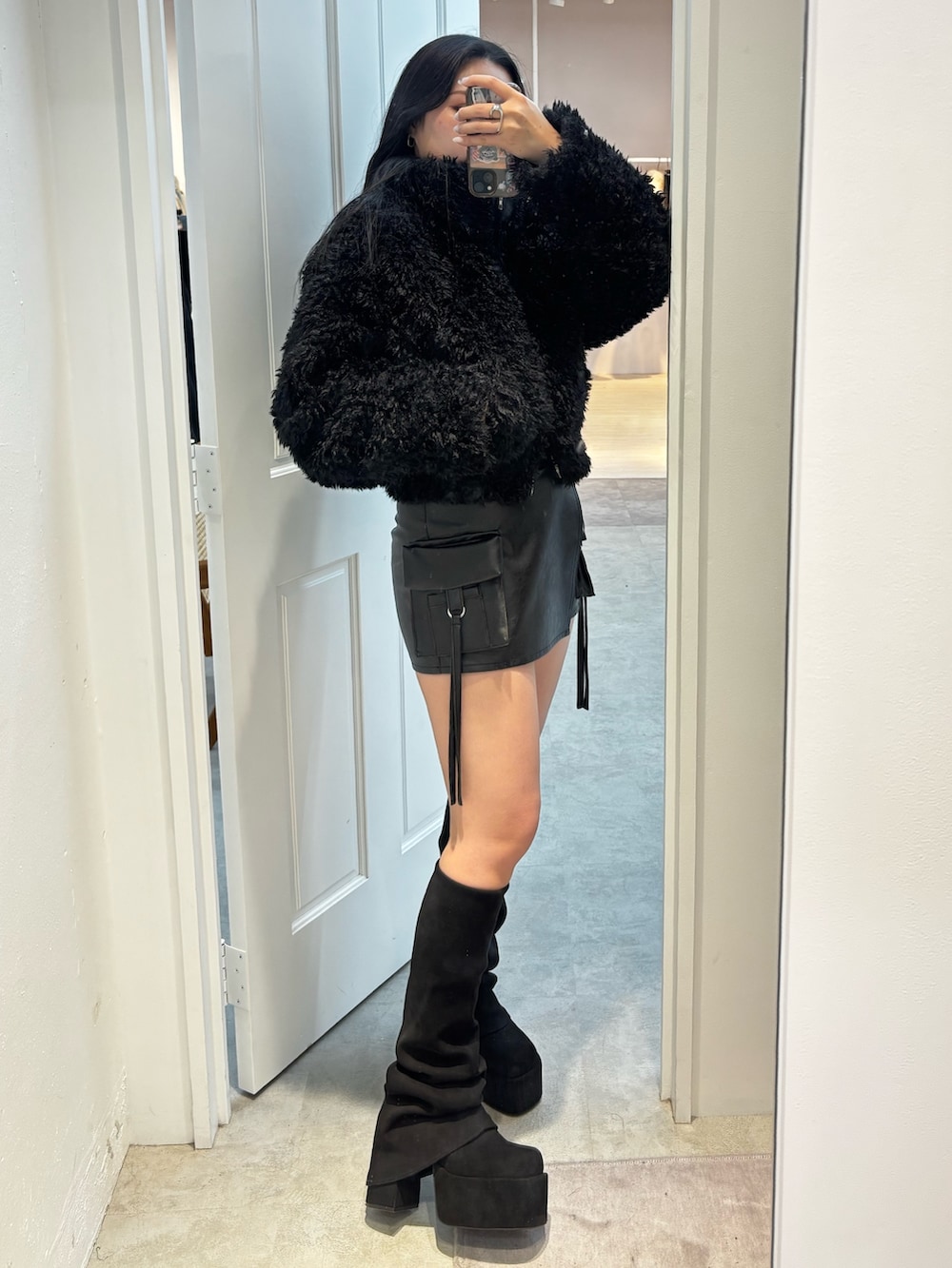 ブラック系のブーツ、ブラック系のその他パンツ、ブラウン系のブルゾンを着用したレディースの冬コーディネートの2枚目の写真