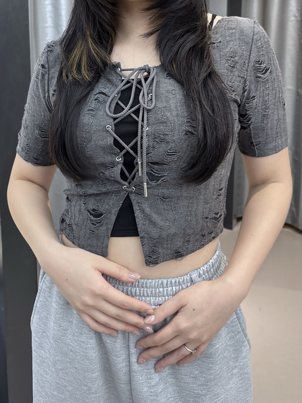 ブラック系のスリッポン、ブラック系のスウェットパンツ、グレー系のTシャツ/カットソーを着用したレディースの夏コーディネートの4枚目の写真