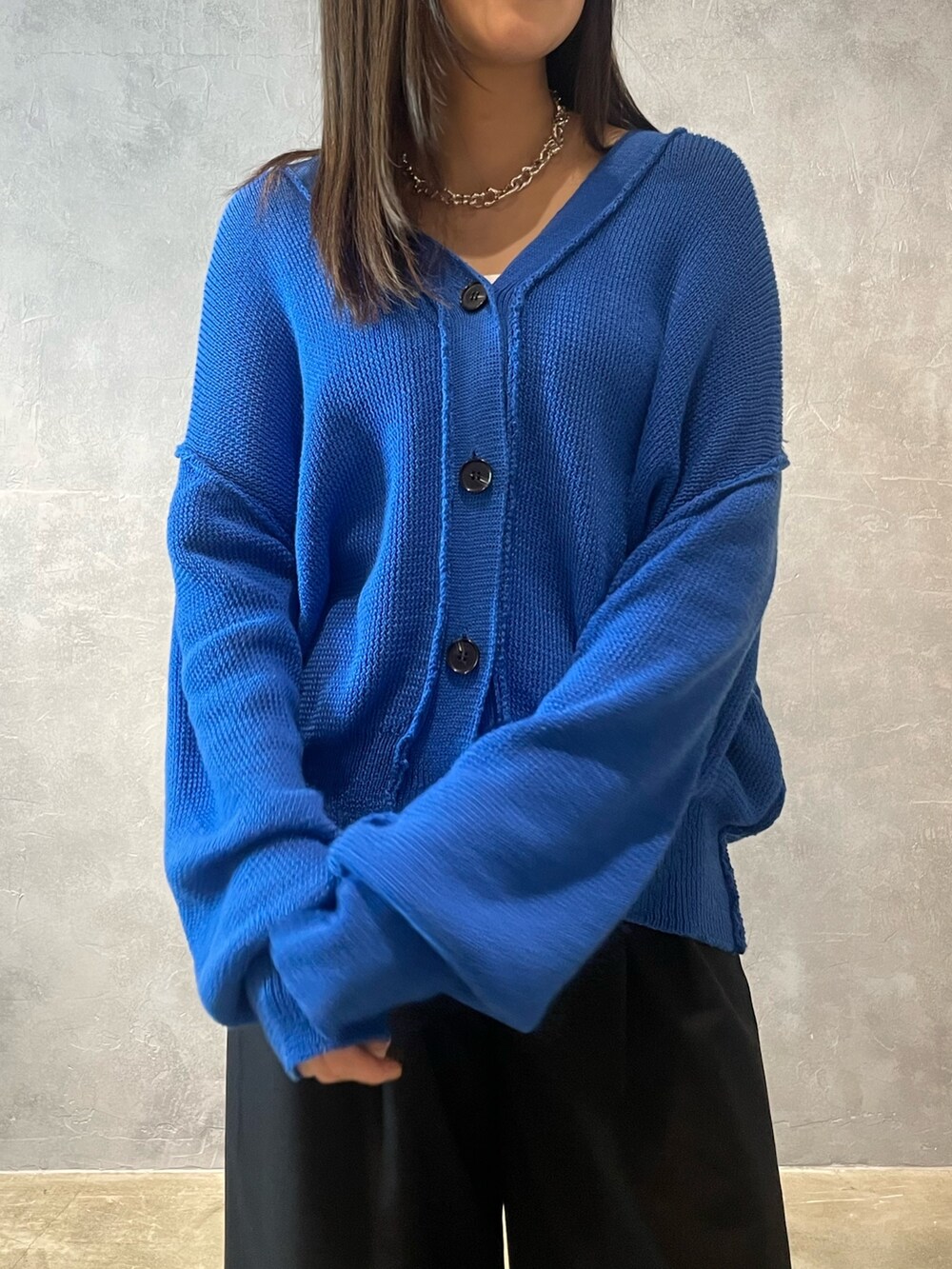 ブラック系のその他パンツ、ブラック系のブーツ、ブルー系のカーディガン/ボレロを着用したレディースの冬コーディネートの4枚目の写真