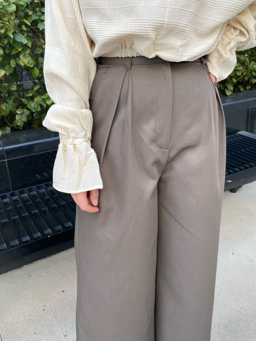 ホワイト系のパンプス、ブラウン系のその他パンツ、ホワイト系のシャツ/ブラウスを着用したレディースの春コーディネートの5枚目の写真