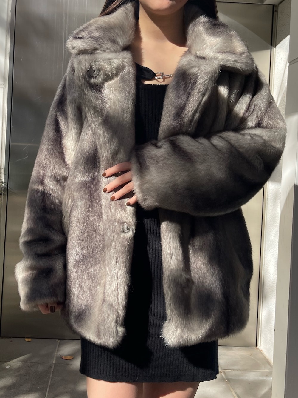 グレー系のその他アウター、ブラック系のワンピース、ブラック系のブーツを着用したレディースの秋コーディネートの4枚目の写真