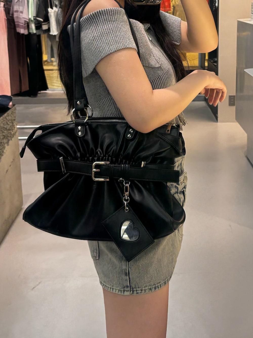 ブラック系のサンダル、ブルー系のスカート、ブラック系のトートバッグを着用したレディースの春コーディネートの4枚目の写真
