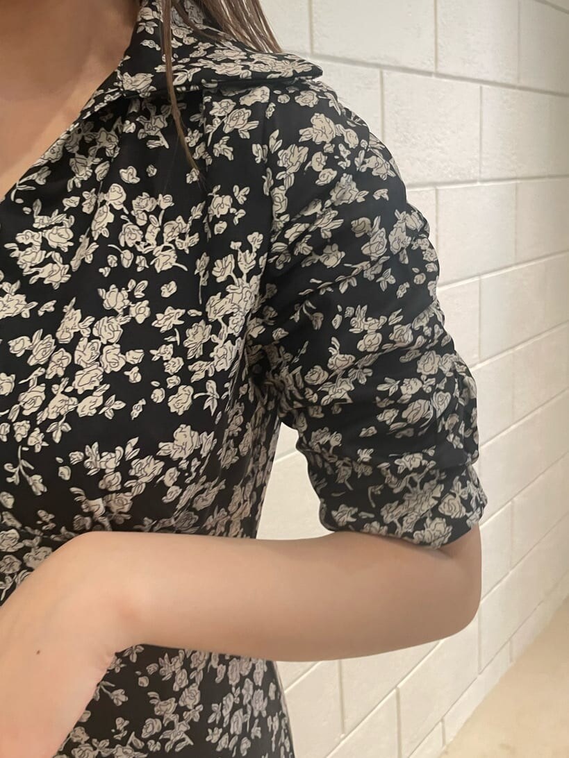 その他のワンピース、ブラック系のサンダルを着用したレディースの春コーディネートの6枚目の写真