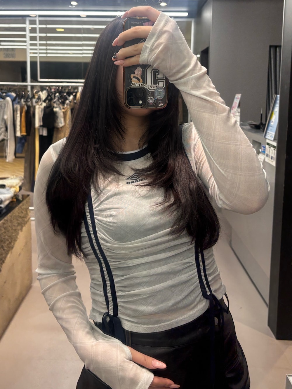 ブラック系のサンダル、ブラック系のその他パンツ、ホワイト系のTシャツ/カットソーを着用したレディースの春コーディネートの3枚目の写真