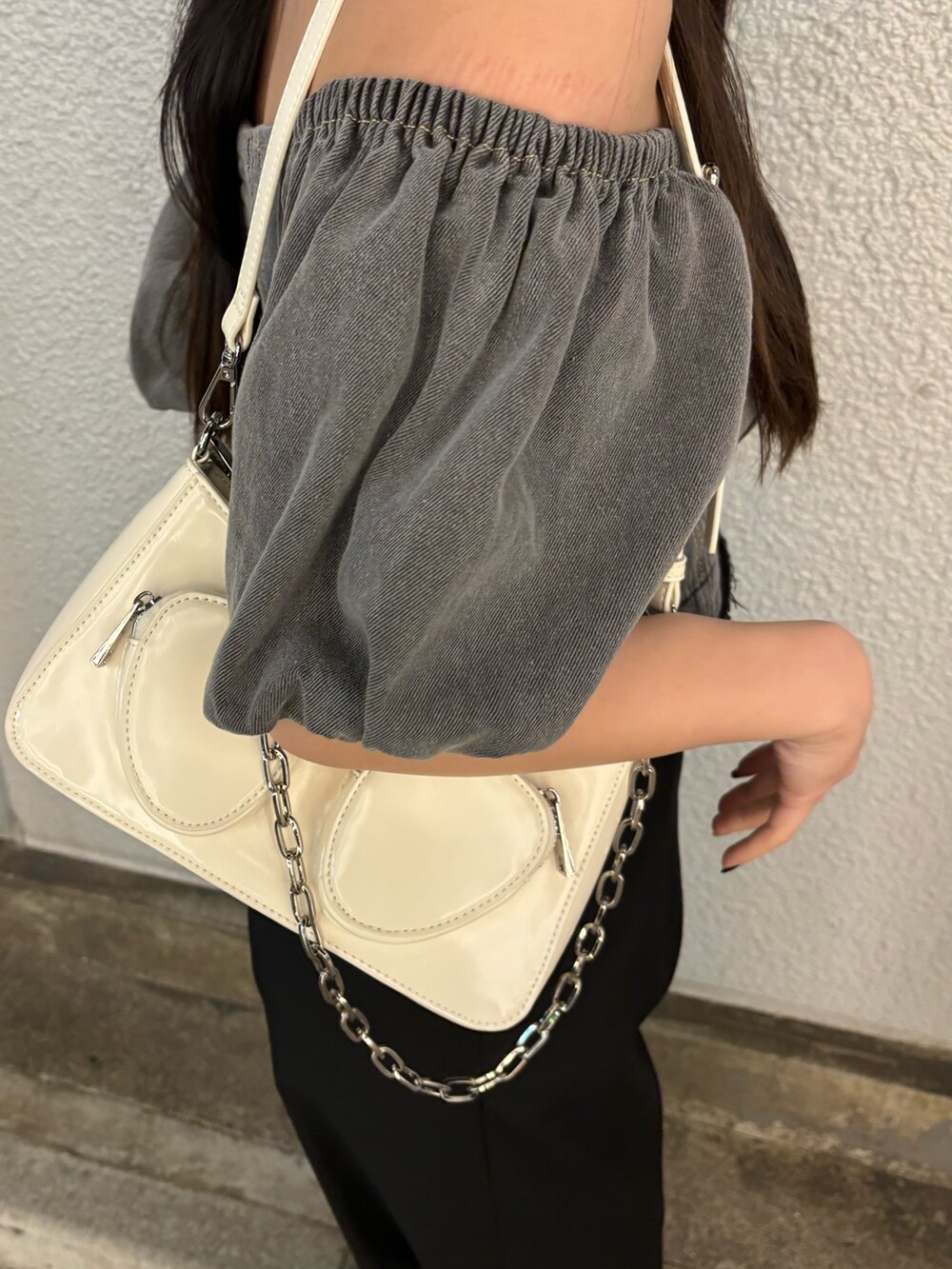 ブラック系のその他パンツ、グレー系のシャツ/ブラウス、ブラック系のサンダルを着用したレディースの春コーディネートの4枚目の写真