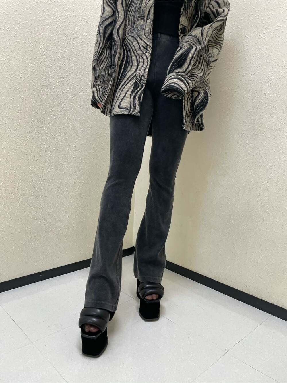 ブラック系のサンダル、その他のブルゾン、グレー系のその他パンツを着用したレディースの秋コーディネートの6枚目の写真