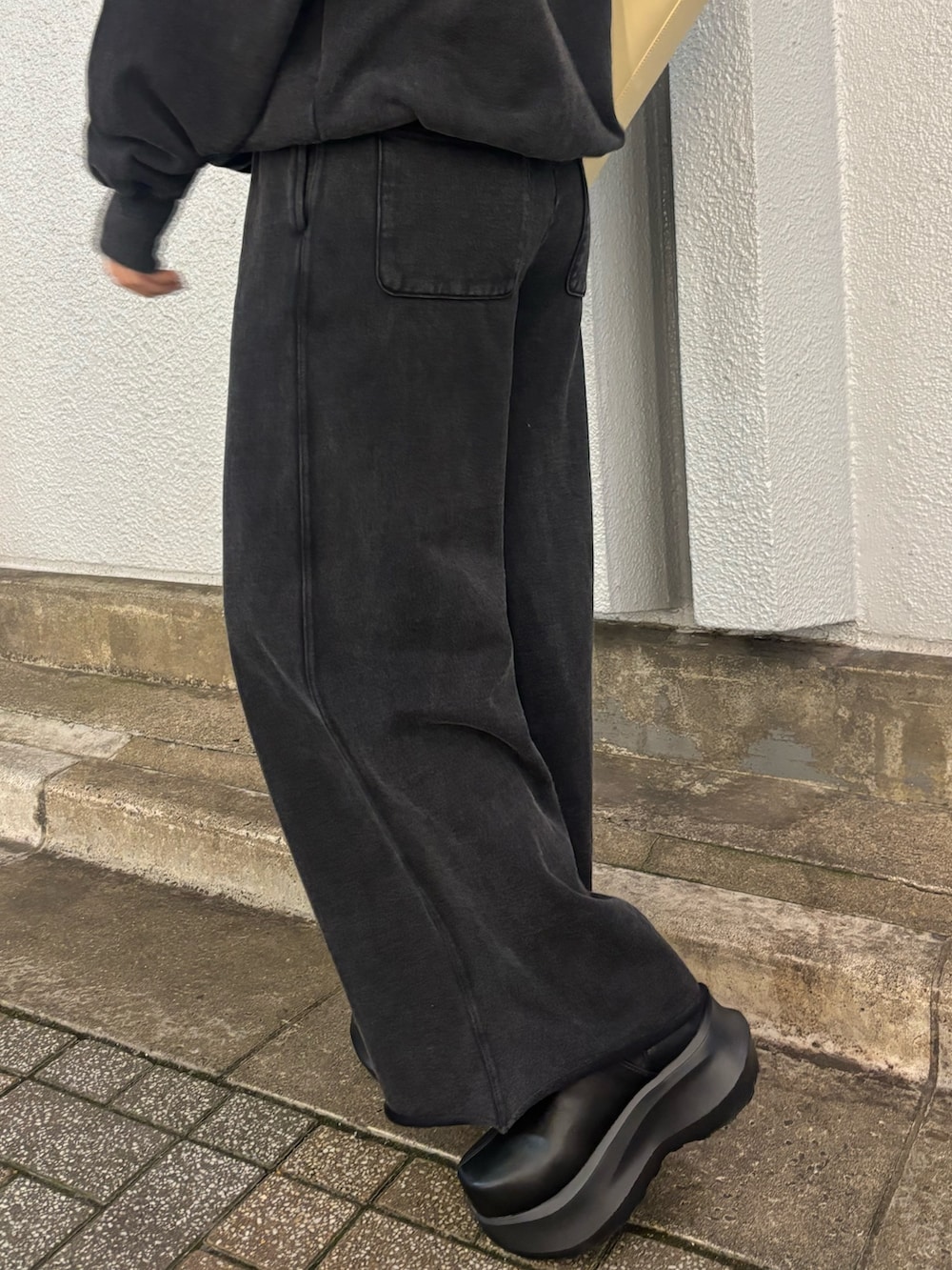 ベージュ系のハンドバッグ、ブラック系のスウェット、ブラック系のスウェットパンツを着用したレディースの秋コーディネートの8枚目の写真