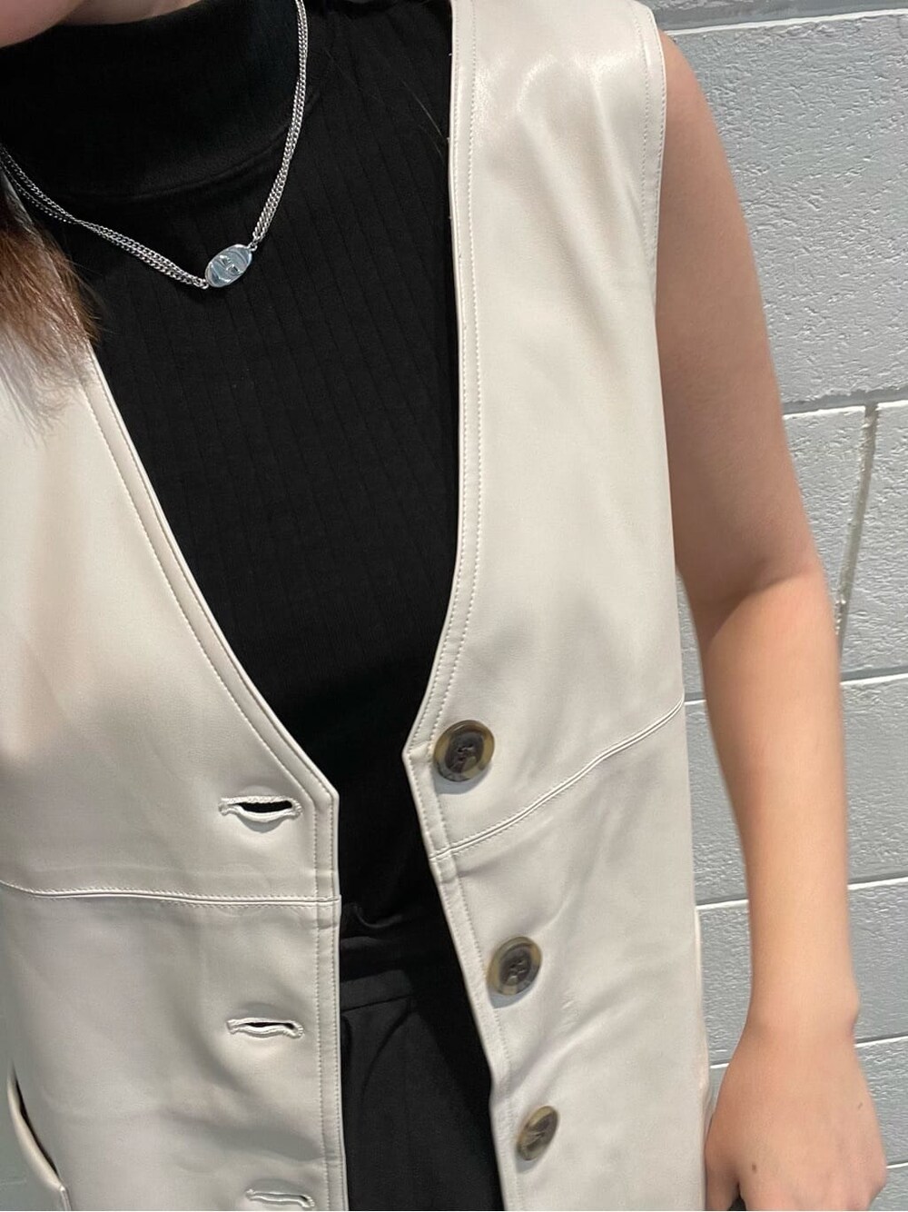 ホワイト系のワンピース、ブラック系のその他パンツ、ブラック系のサンダルを着用したレディースの夏コーディネートの9枚目の写真