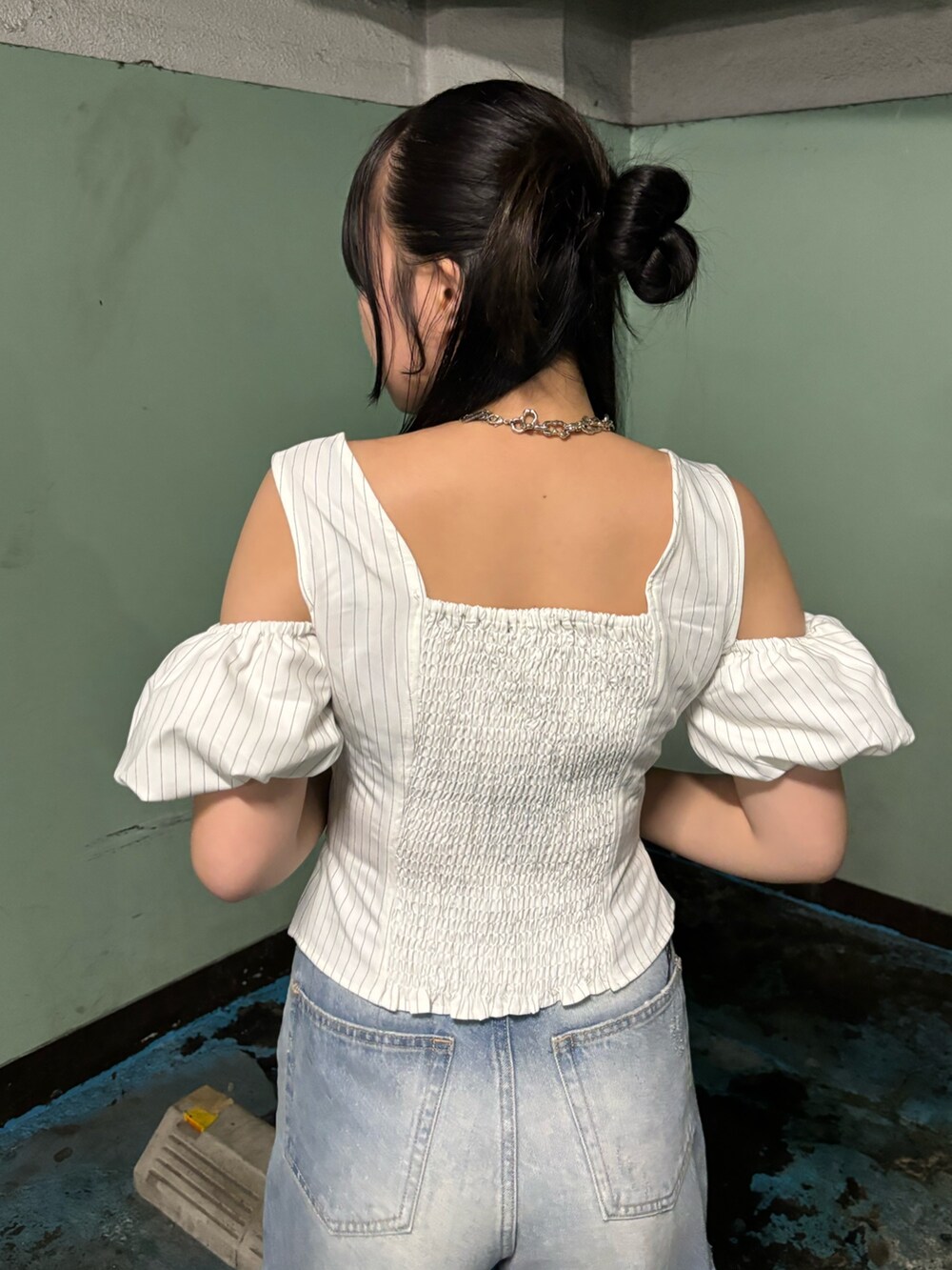 ホワイト系のサンダル、ブラック系のデニムパンツ、ホワイト系のTシャツ/カットソーを着用したレディースの夏コーディネートの6枚目の写真