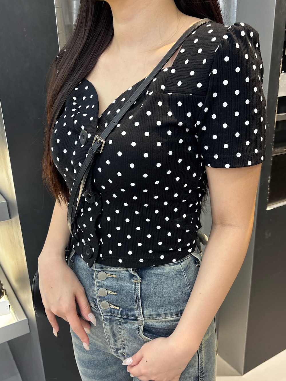 ブラック系のサンダル、ブルー系のデニムパンツ、その他のTシャツ/カットソーを着用したレディースの夏コーディネートの4枚目の写真