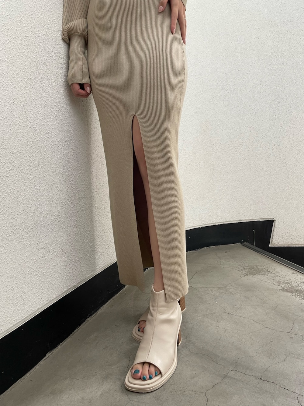 ベージュ系のワンピース、ホワイト系のブーツを着用したレディースの夏コーディネートの6枚目の写真