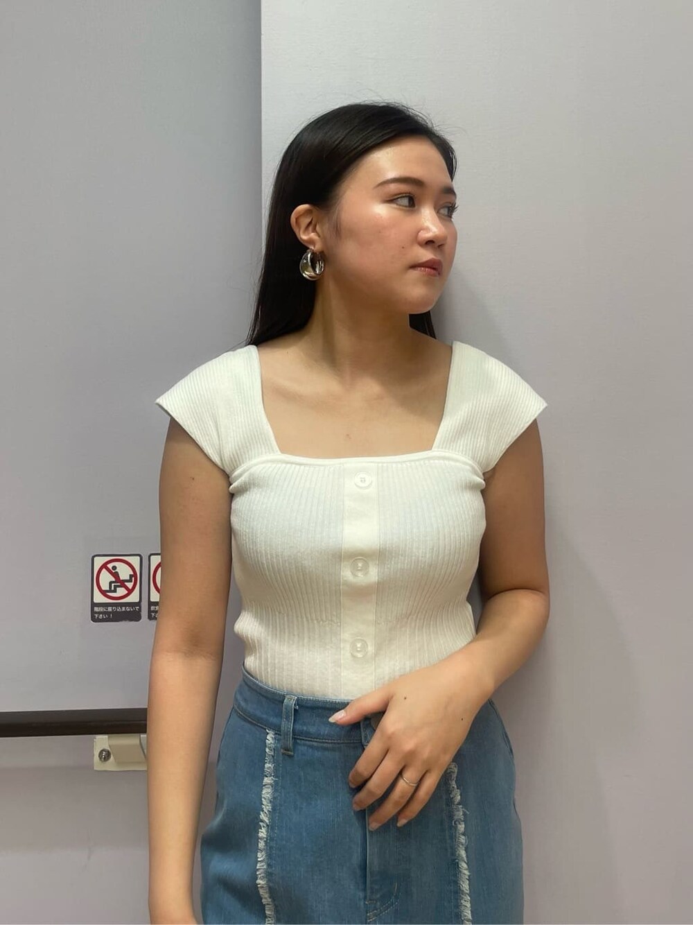 ホワイト系のタンクトップ、ブルー系のスカート、ブラック系のサンダルを着用したレディースの夏コーディネートの3枚目の写真