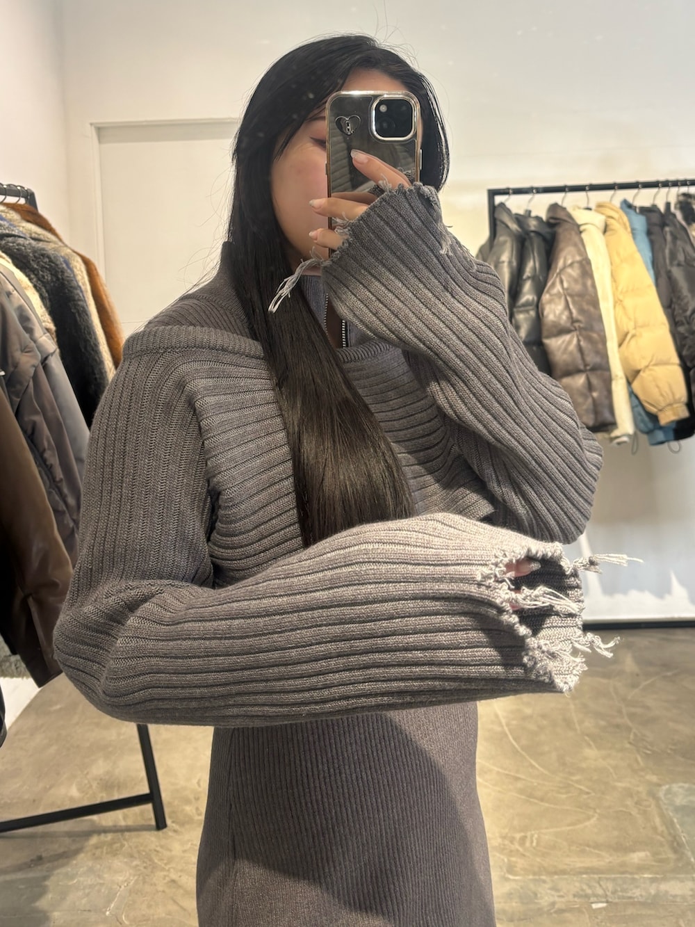 ブラック系のブーツ、グレー系のワンピースを着用したレディースの冬コーディネートの5枚目の写真