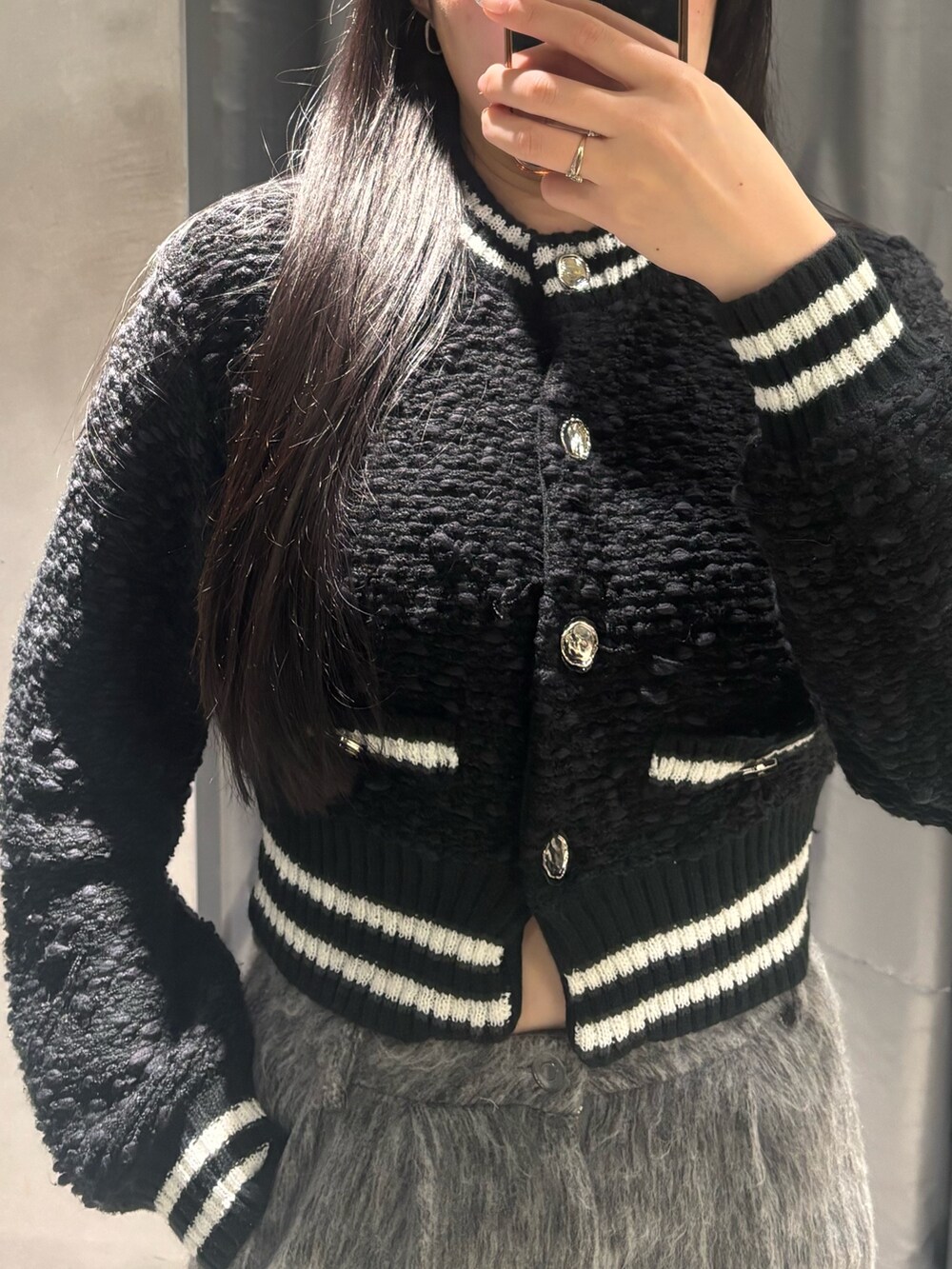 ブラック系のブーツ、ブラック系のカーディガン/ボレロ、グレー系のその他パンツを着用したレディースの冬コーディネートの3枚目の写真