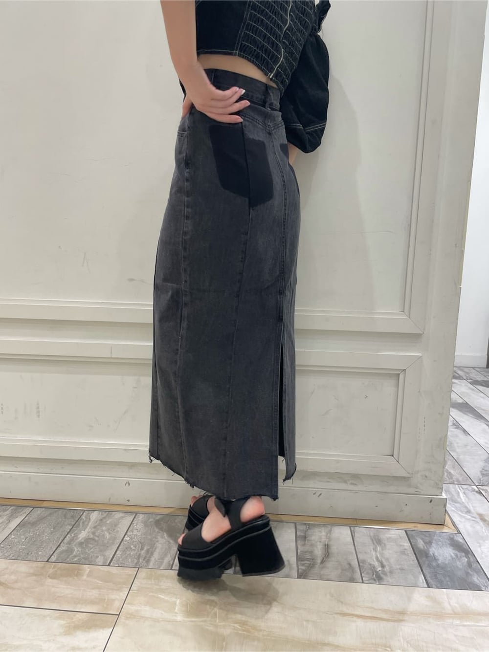 ブラック系のデニムスカート、ブラック系のシャツ/ブラウスを着用したレディースの夏コーディネートの9枚目の写真