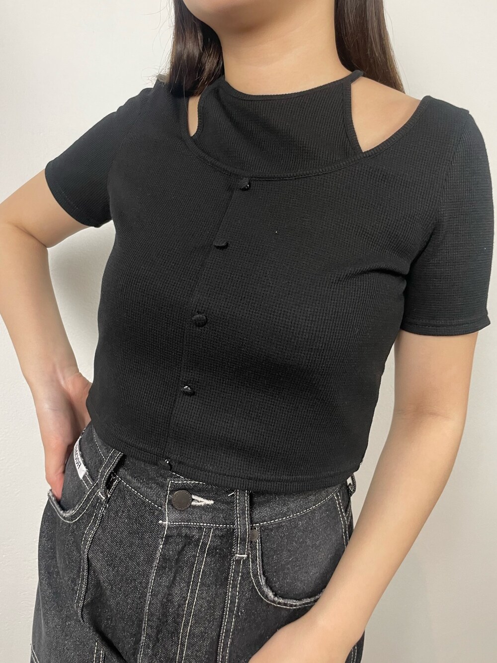 ブラック系のデニムパンツ、ブラック系のTシャツ/カットソーを着用したレディースの夏コーディネートの7枚目の写真