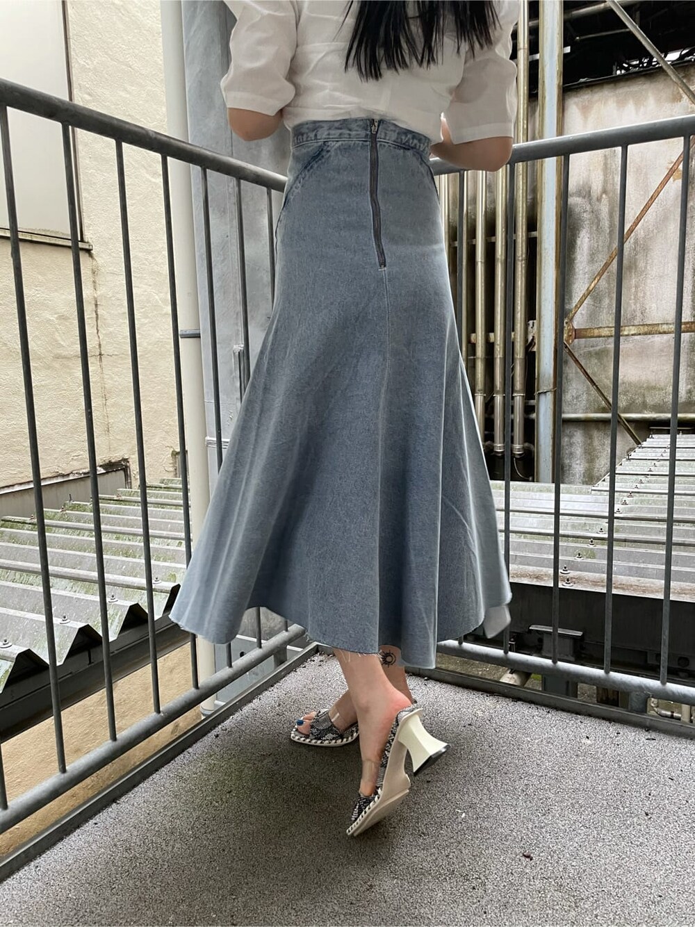 ホワイト系のTシャツ/カットソー、ブルー系のスカート、その他のその他シューズを着用したレディースの夏コーディネートの6枚目の写真