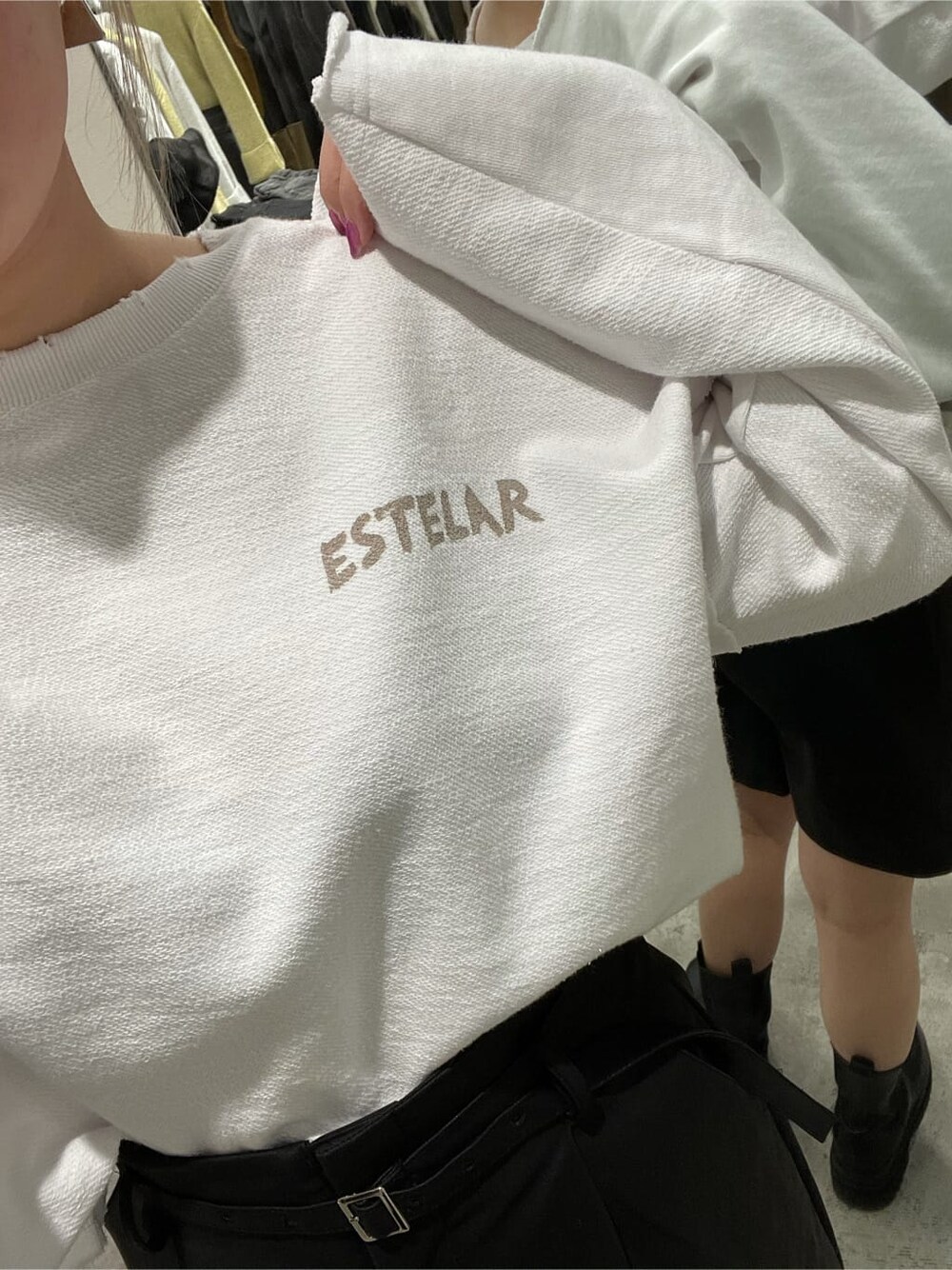 ブラック系のその他パンツ、ホワイト系のTシャツ/カットソーを着用したレディースの秋コーディネートの4枚目の写真