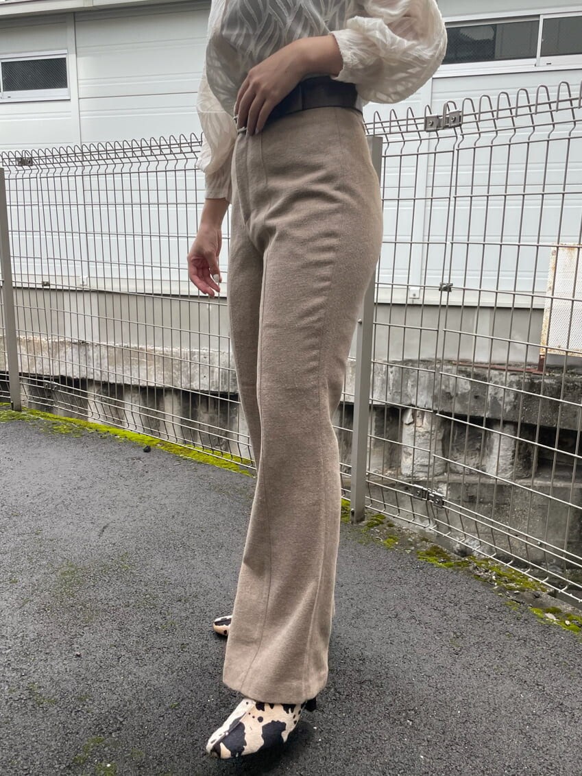 ホワイト系のシャツ/ブラウス、ベージュ系のその他パンツ、その他のパンプスを着用したレディースの秋コーディネートの4枚目の写真