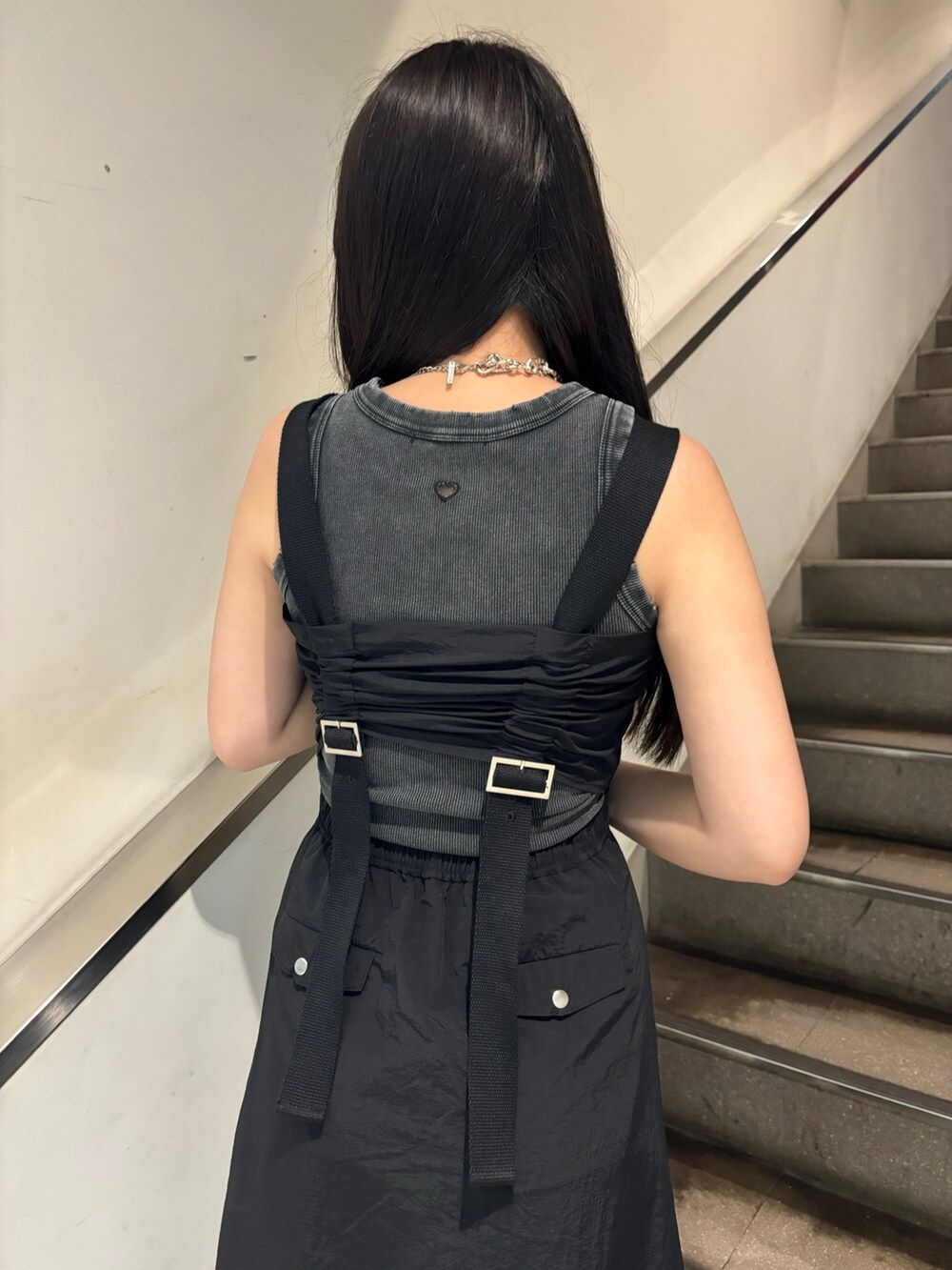 ブラック系のワンピース、ホワイト系のサンダル、ブラック系のタンクトップを着用したレディースの夏コーディネートの5枚目の写真