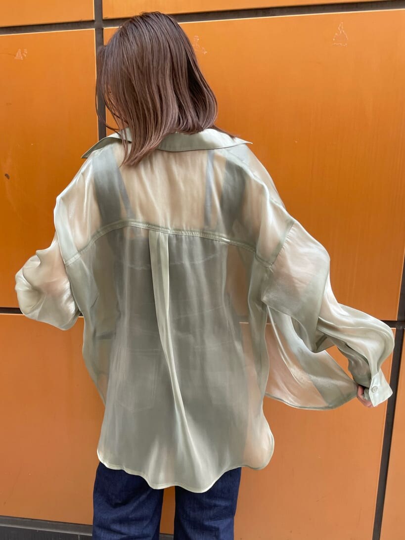 イエロー系のシャツ/ブラウス、ブルー系のデニムパンツ、ホワイト系のサンダルを着用したレディースの春コーディネートの7枚目の写真