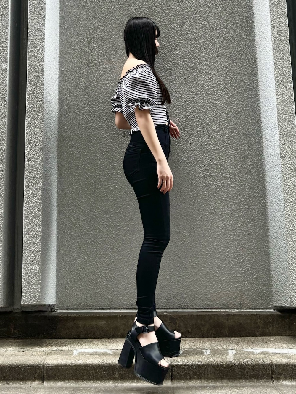 その他のTシャツ/カットソー、ブラック系のデニムパンツ、ブラック系のサンダルを着用したレディースの春コーディネートの2枚目の写真