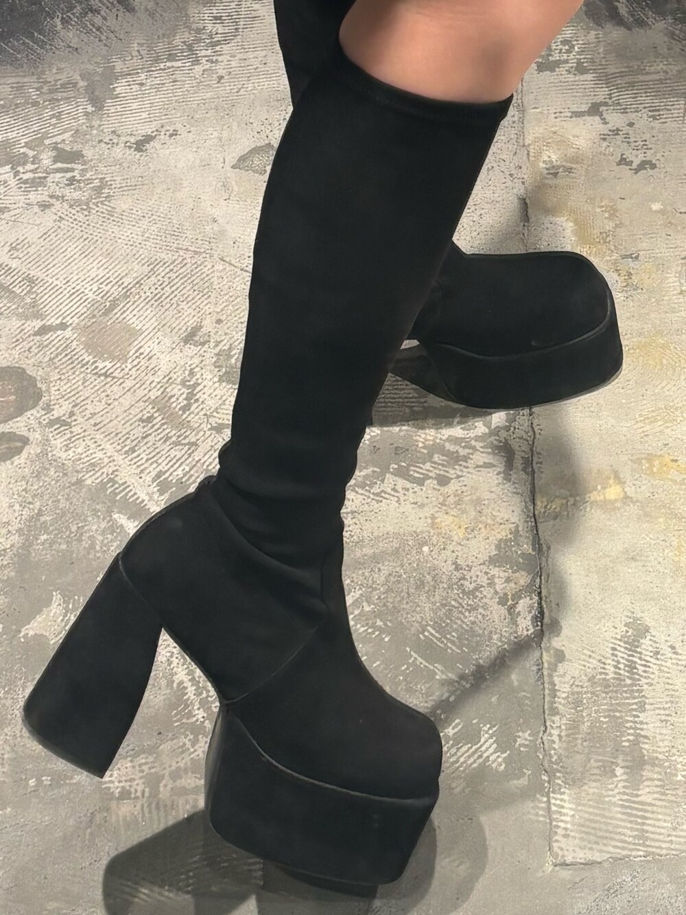 その他のテーラードジャケット、その他のスカート、ブラック系のブーツを着用したレディースの秋コーディネートの7枚目の写真