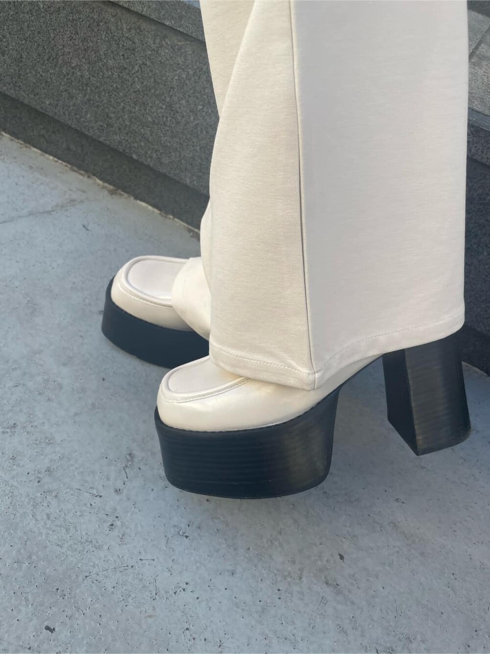 ホワイト系のその他パンツ、ホワイト系のローファー、ホワイト系のニット/セーターを着用したレディースの冬コーディネートの7枚目の写真