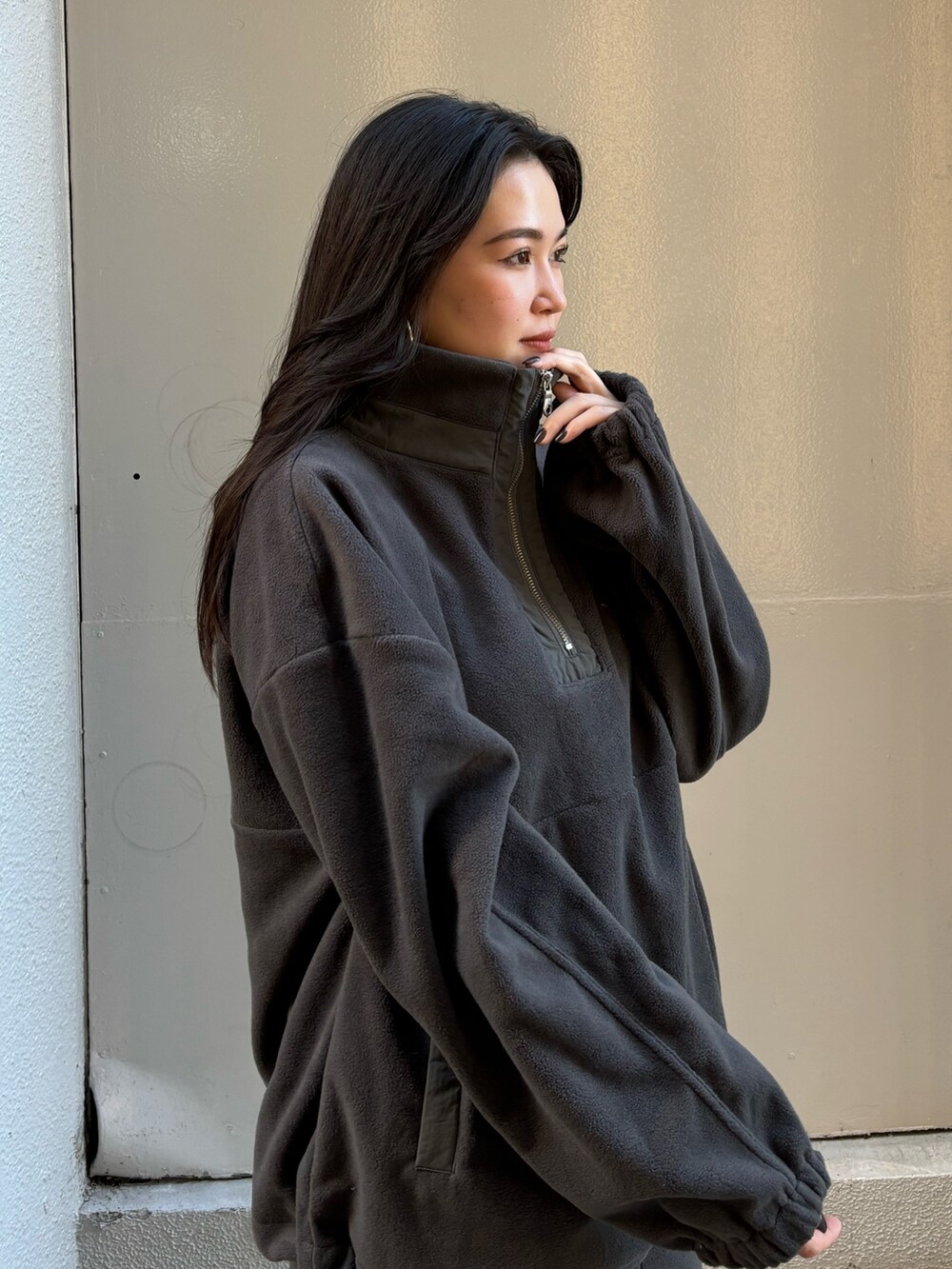 グレー系のTシャツ/カットソー、グレー系のスカート、ブラック系のブーツを着用したレディースの秋コーディネートの4枚目の写真