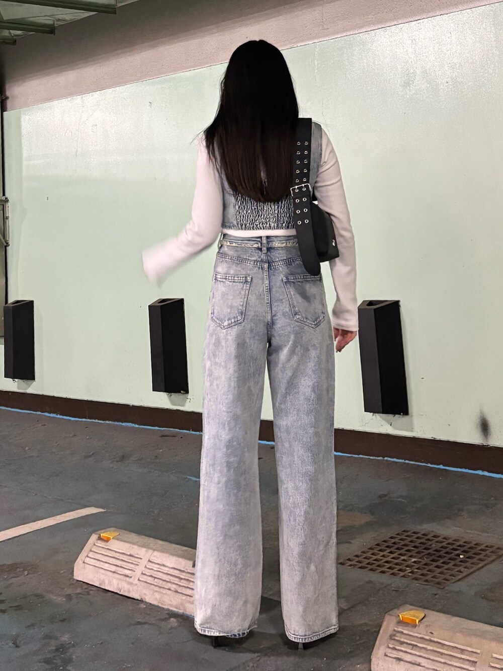 ホワイト系のTシャツ/カットソー、ブルー系のデニムパンツ、ブルー系のキャミソールを着用したレディースの春コーディネートの3枚目の写真