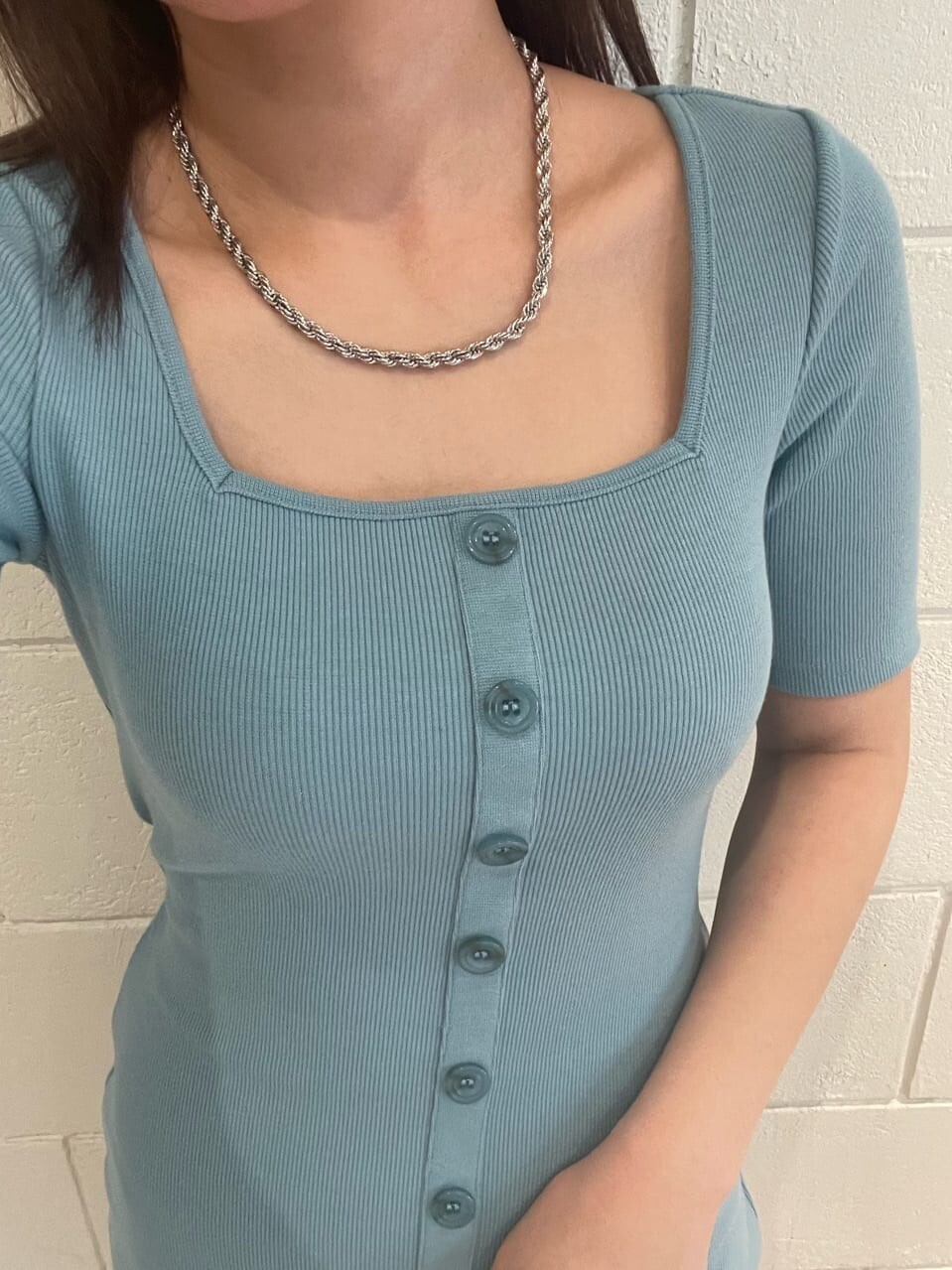 ブルー系のワンピース、ホワイト系のサンダルを着用したレディースの夏コーディネートの5枚目の写真